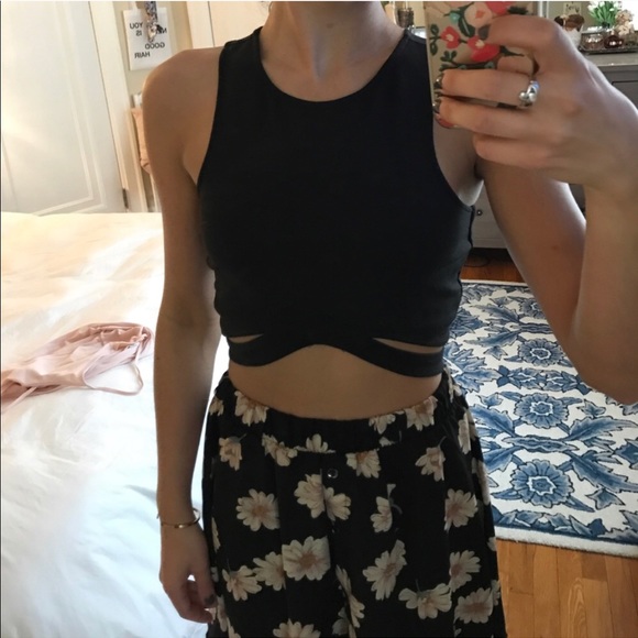 Black cut out crop top - Picture 3 of 5